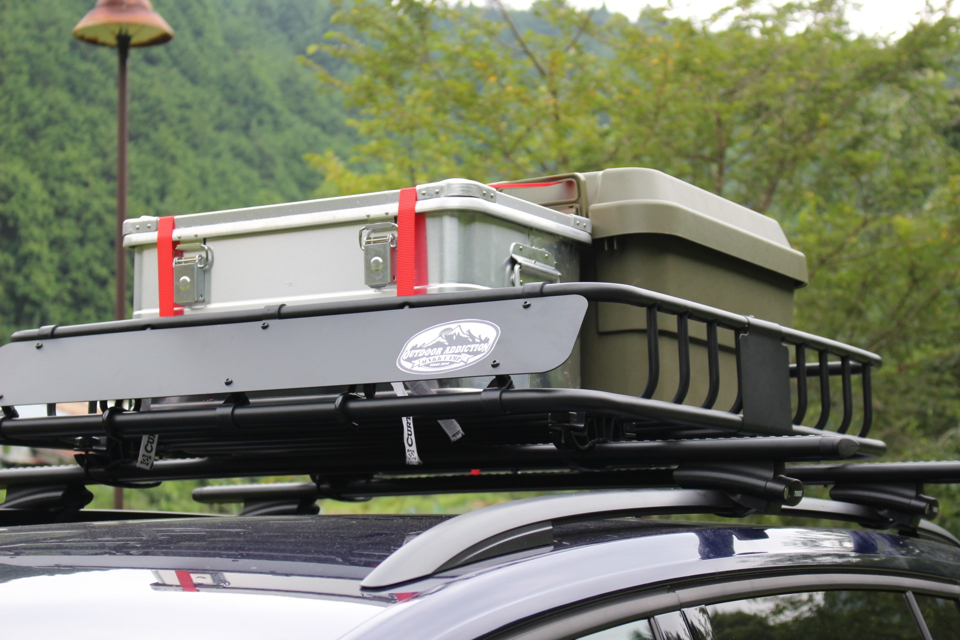 キャンプの荷物は増える一方なので、CURT ルーフマウントカーゴラックで積載能力アップ！！ - MNKK CAMP n' Roll